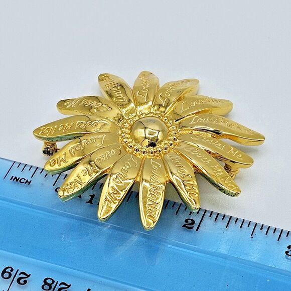 Daisy Flower Brooch Large Loves Me Loves Me Not Script Writing Floral Pin - Picture 8 of 9